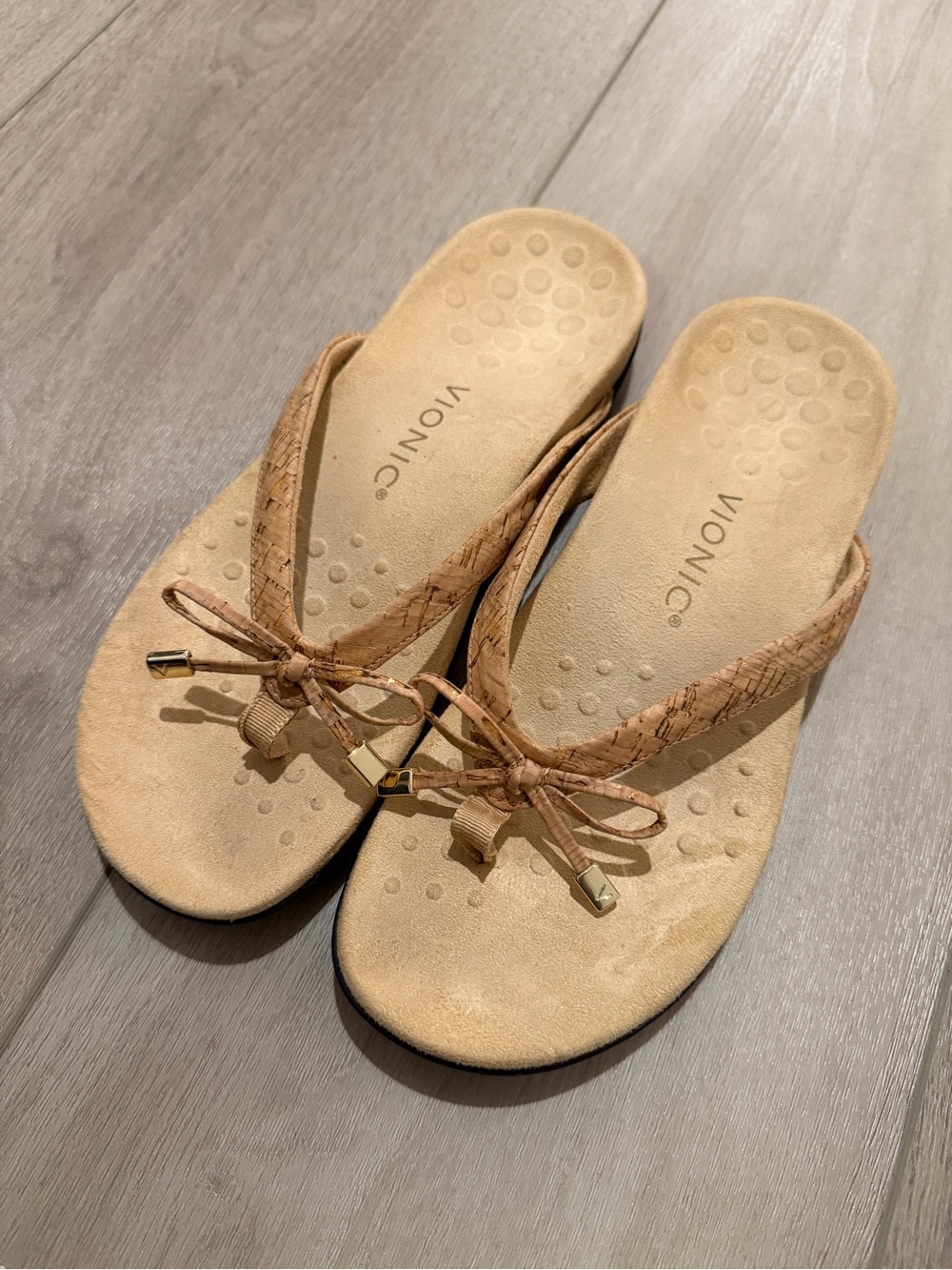Vionic Tan Bow Thong Sandals with Gold Accents